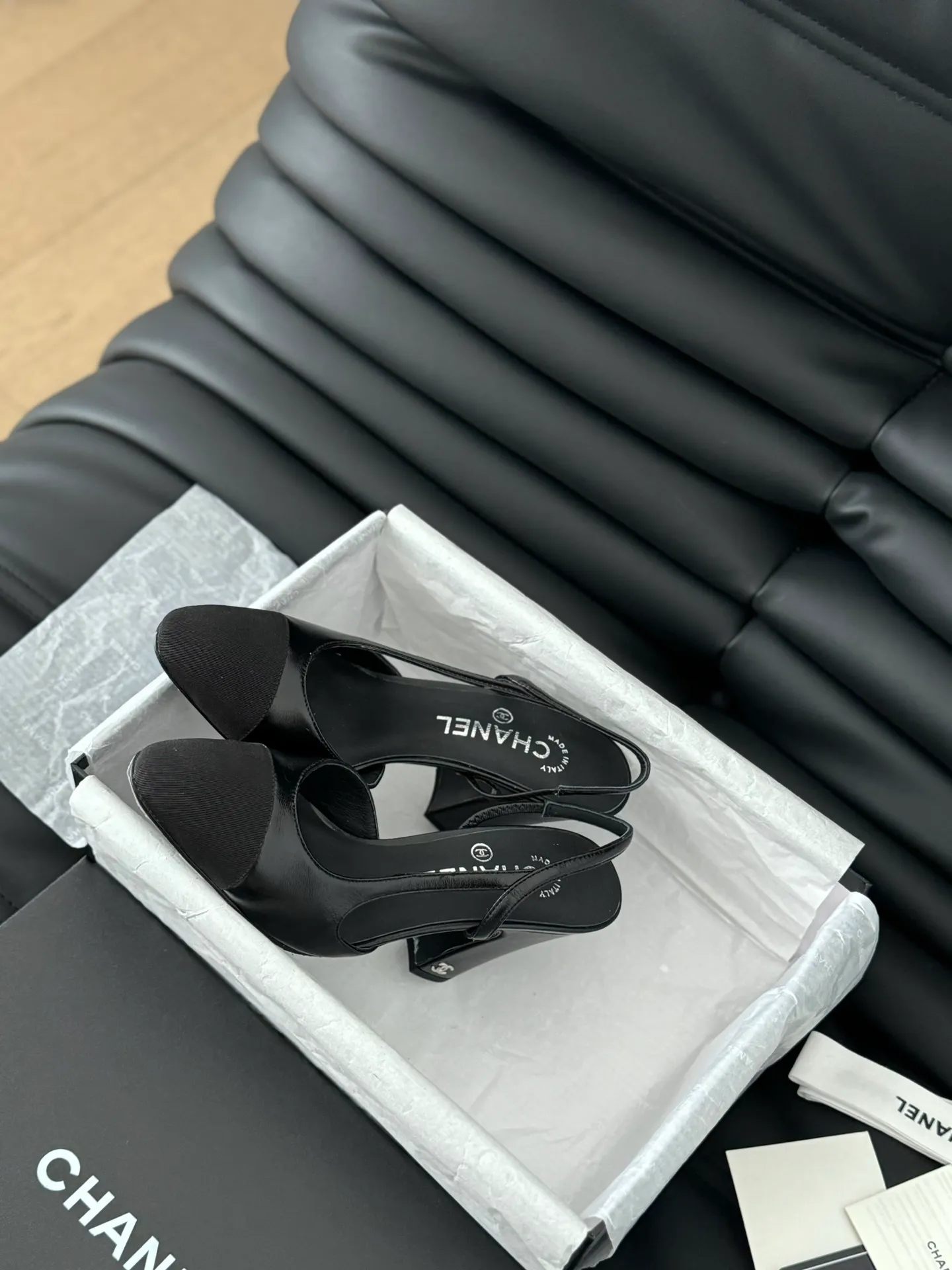 Factory direct sales p500🐘🐘Women's shoes, women's clothing, Chanel classic slingback sandals, I have been making this model for the past few years. This year, we will re-purchase the version and make a detailed copy again. I found that the upper lines and body comfort of the new version have been slightly adjusted! The brand won't say anything because the overall appearance difference is not big and it doesn't affect wearing. All colors now produced are produced according to the latest styles! What you buy is the latest classic model from the counter, made of imported mixed sheepskin surface material, imported mixed sheepskin, and Italian imported cowhide leather soles! High heels 6.5cm Size:35-39 Other sizes can be customized